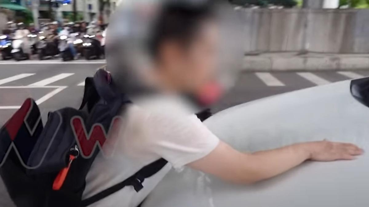 北市女路口瘋狂吼叫亂攔車 義交勸不聽遭強制送醫