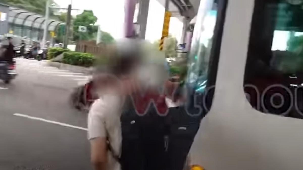 女子差點遭公車撞倒。(圖/「WoWtchout - 地圖型行車影像分享平台」)