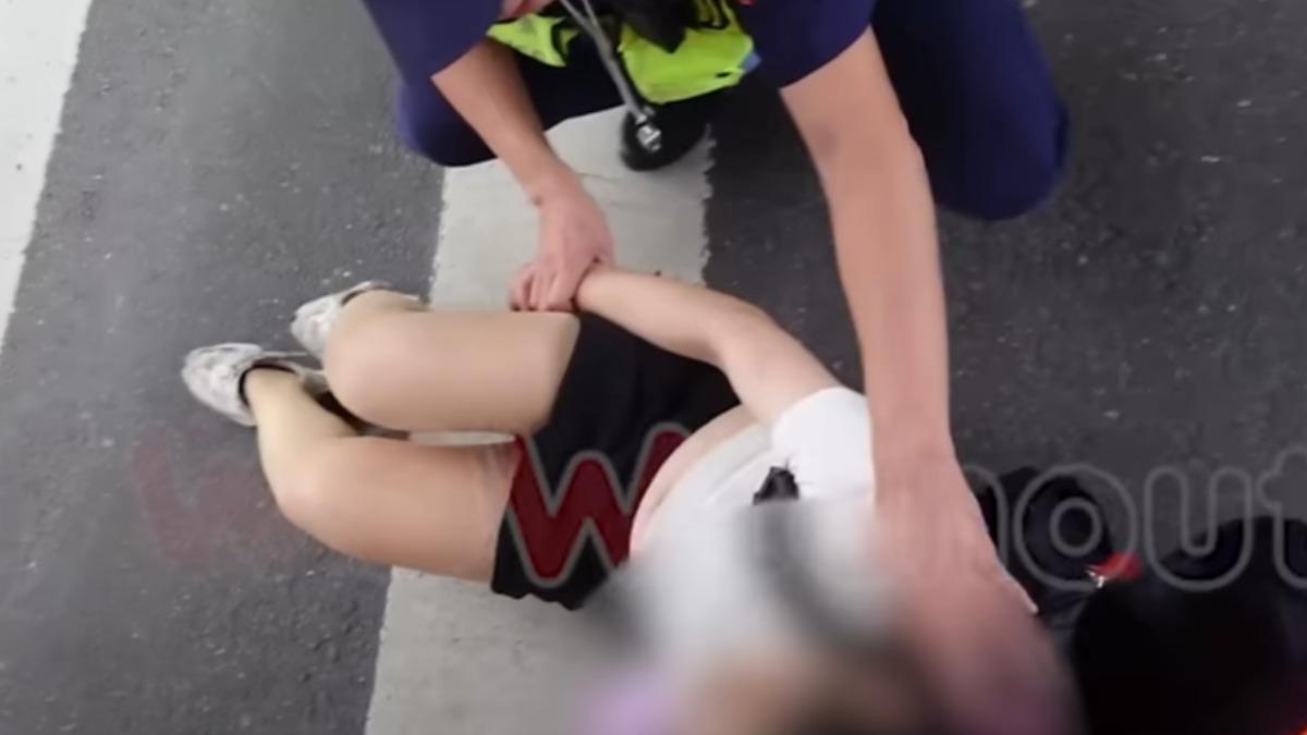 警方到場制止將女子強制送醫。(圖/「WoWtchout - 地圖型行車影像分享平台」)