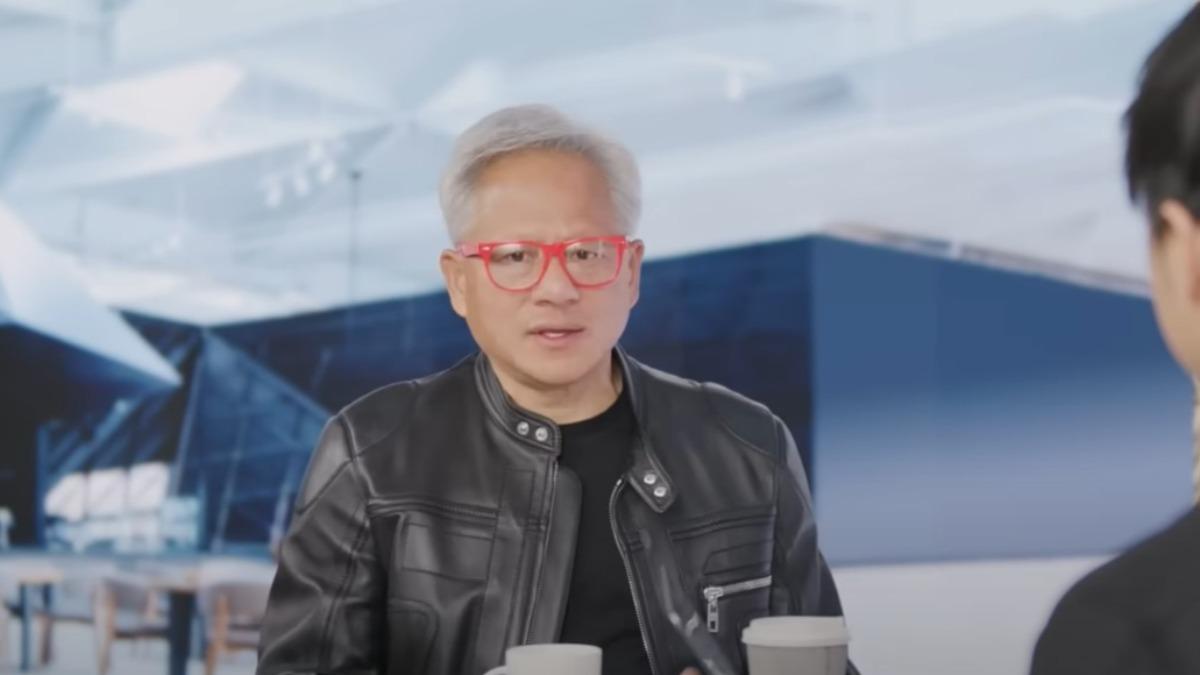 黃仁勳戴紅眼鏡上專訪!稱H1-B新費用是好的開始 批對中鷹派羞恥