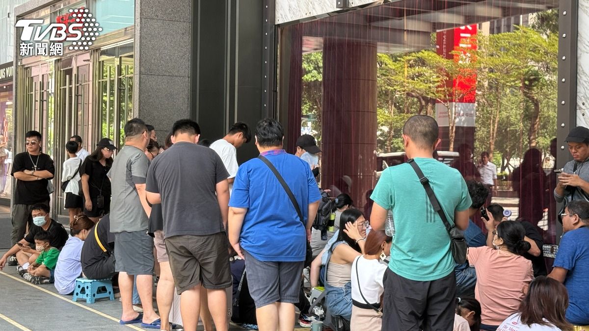 新光三越氣爆7個月後重開!民眾凌晨四點多就來等 中午前人潮破萬