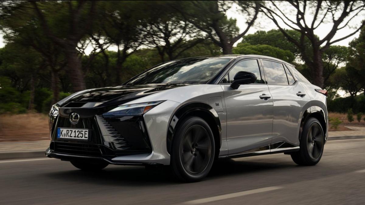 電動性能跑格升級!Lexus攜手台北時裝週 RZ華麗登台