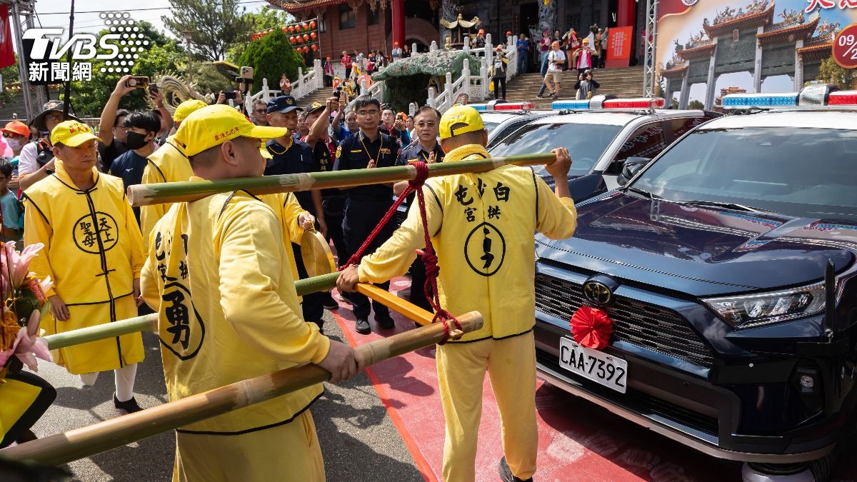 白沙屯媽祖粉紅超跑再來!「三神贊境」信徒感動、擠爆南投