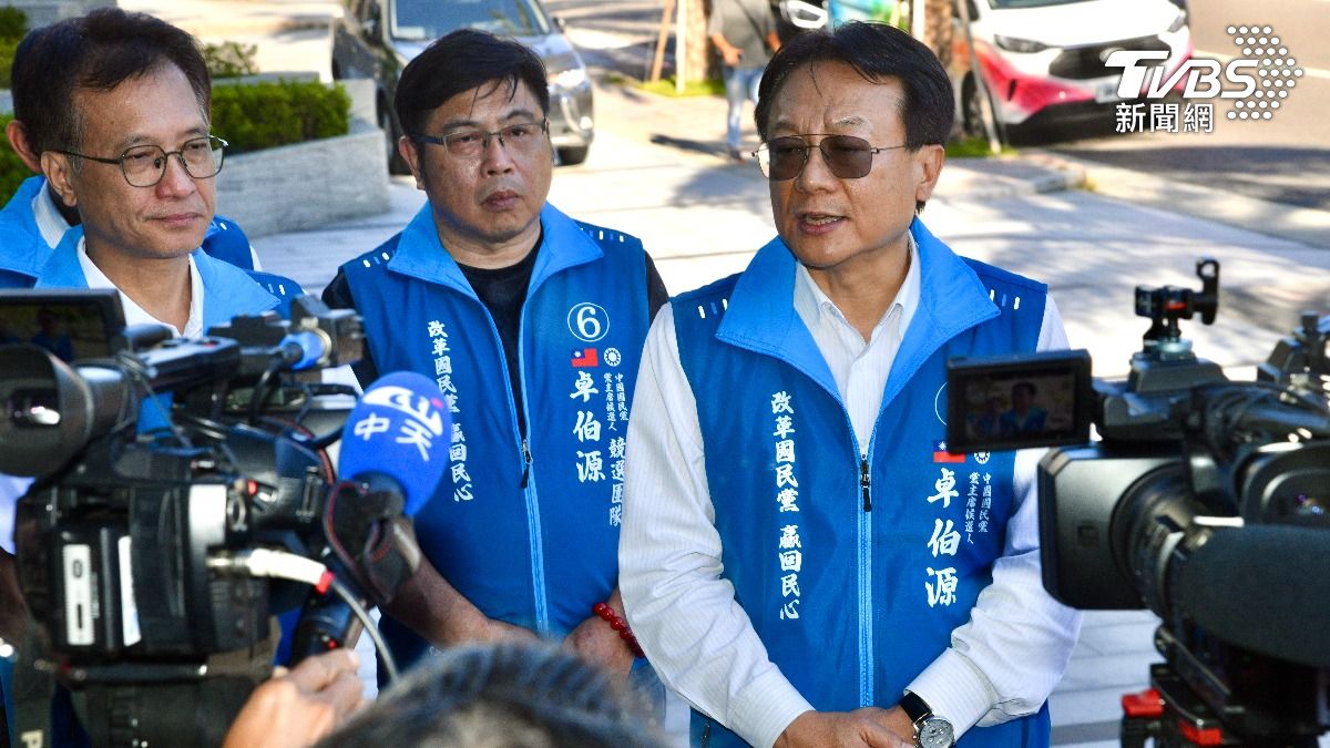 第二場國民黨主席辯論會今日登場，仍未獲邀請的彰化縣前縣長卓伯源再度到場抗議，但遭工作人員擋在門外。（圖／胡瑞麒攝）