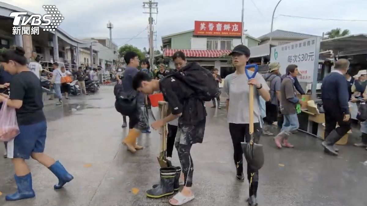 鏟子超人湧進花蓮光復。(圖/TVBS)