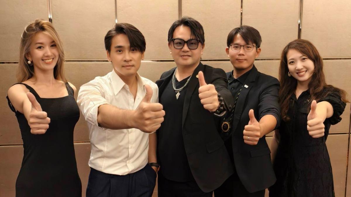 蘇震洋(左3)、野生黃國昌(左4)。(圖/綵星娛樂提供)