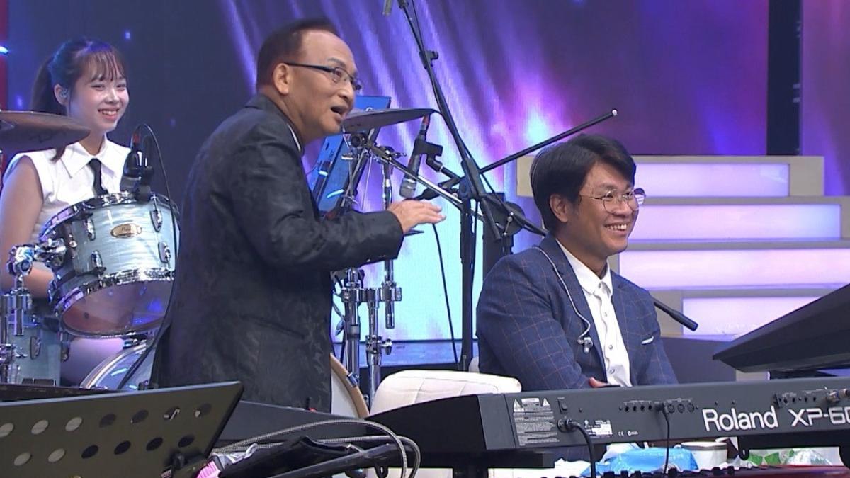 孔鏘老師一臉發白「棄琴逃逸」全場大笑。（圖／民視提供）