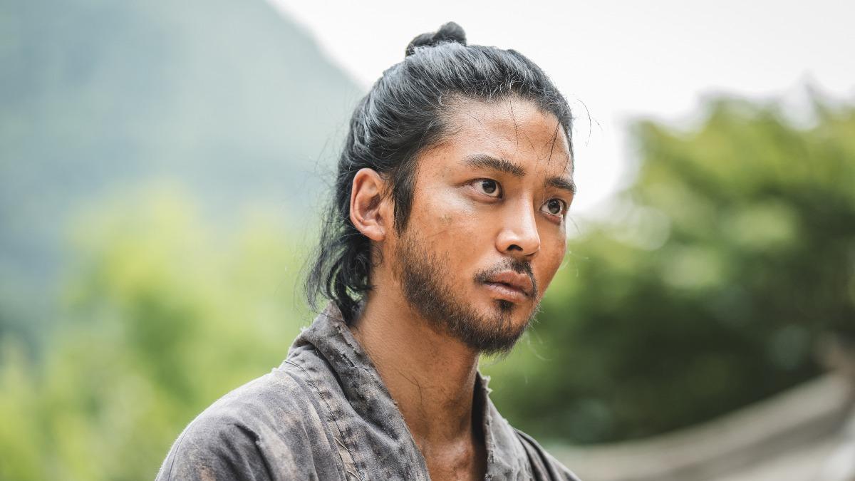 當兵倒數!路雲自毀形象成「濃鬍地痞」 朴栖含退伍9個月狂練功
