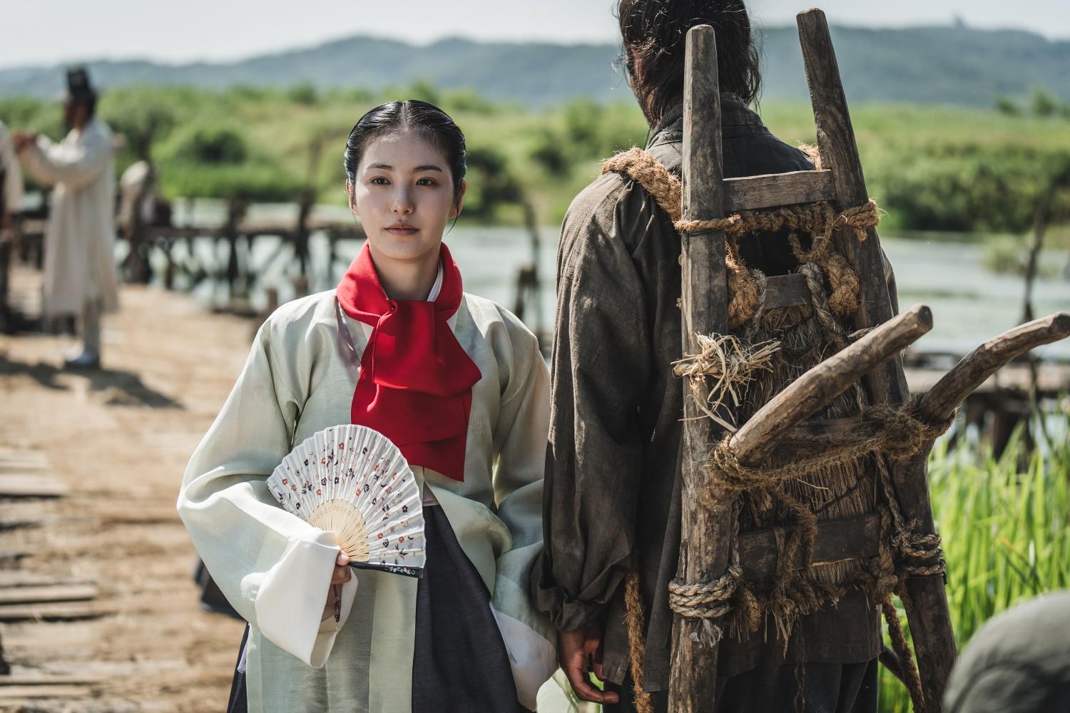 辛叡恩飾演極具商業頭腦的千金。(圖/Disney+提供)