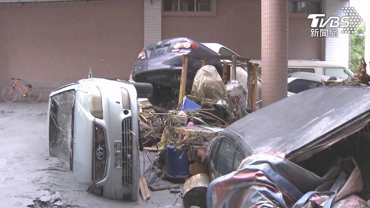 汽車堆疊在一起,淤泥淹了超過半個輪胎高,花蓮光復商工汽車科的實習車,全被沖毀(圖/TVBS)