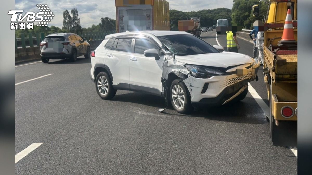 國道3號聯結車 疑變換車道不當 害鄰車「失控亂甩」。(畫面翻攝自 WoWtchout - 地圖型行車影像分享平台)