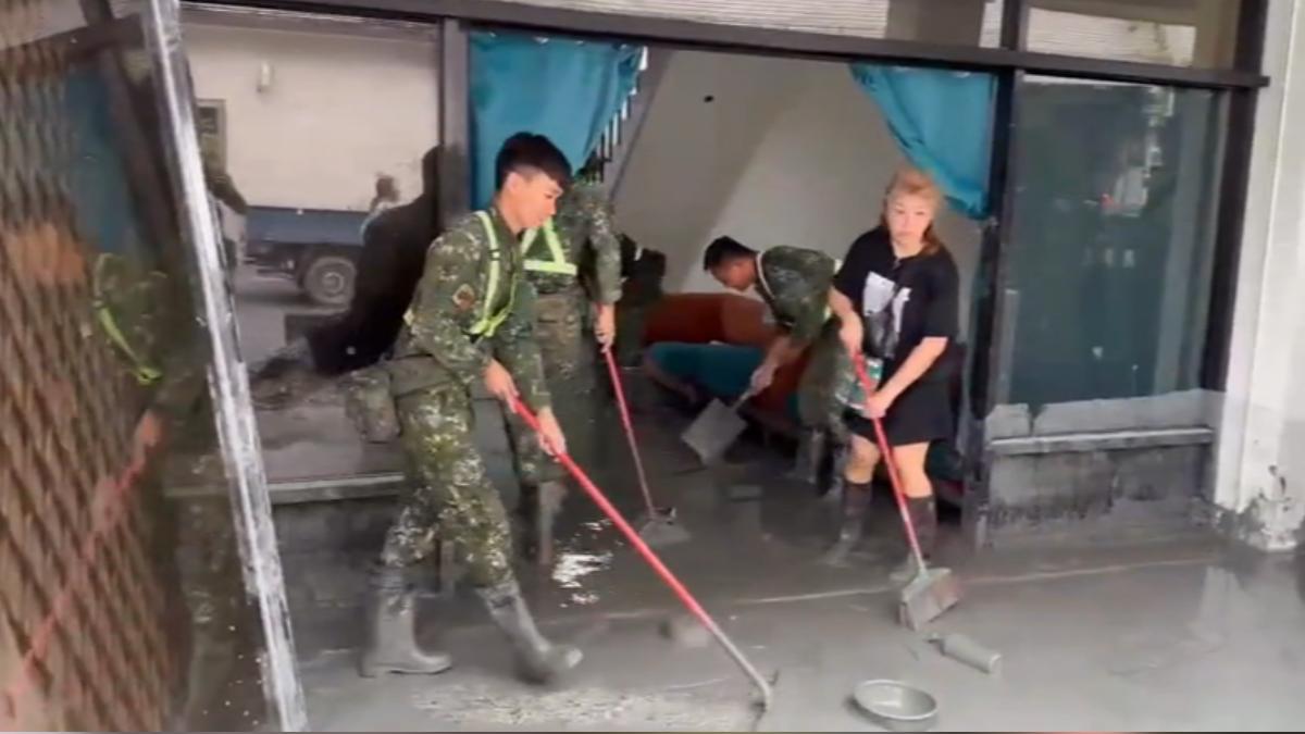 保障雙邊權益，住戶必須先簽授權書，國軍3人一組助「清到好」。（圖／國防部）