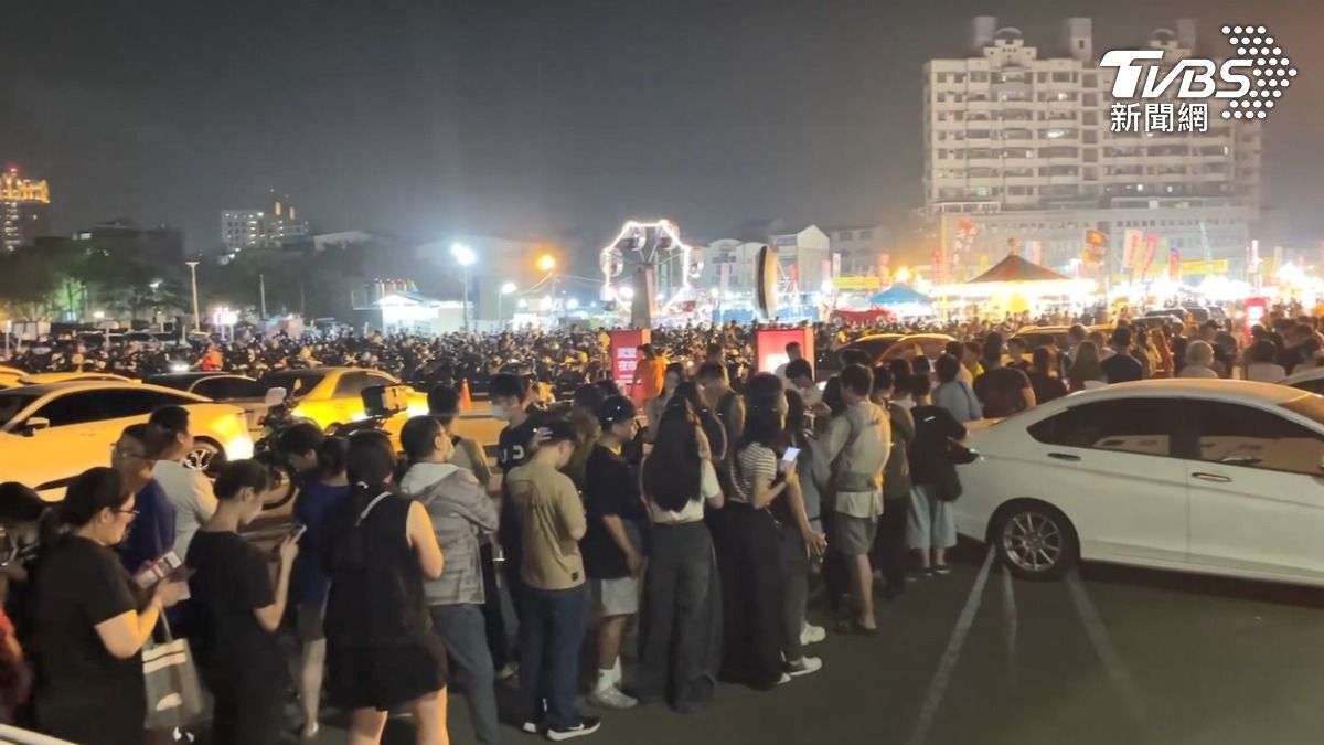 武聖夜市週五晚上,幾乎被人潮擠爆,原來是武聖夜市週年慶,推出周五消費券,民眾可以用200元現金,換360元的消費券(圖/翻攝臉書@李雲郁)