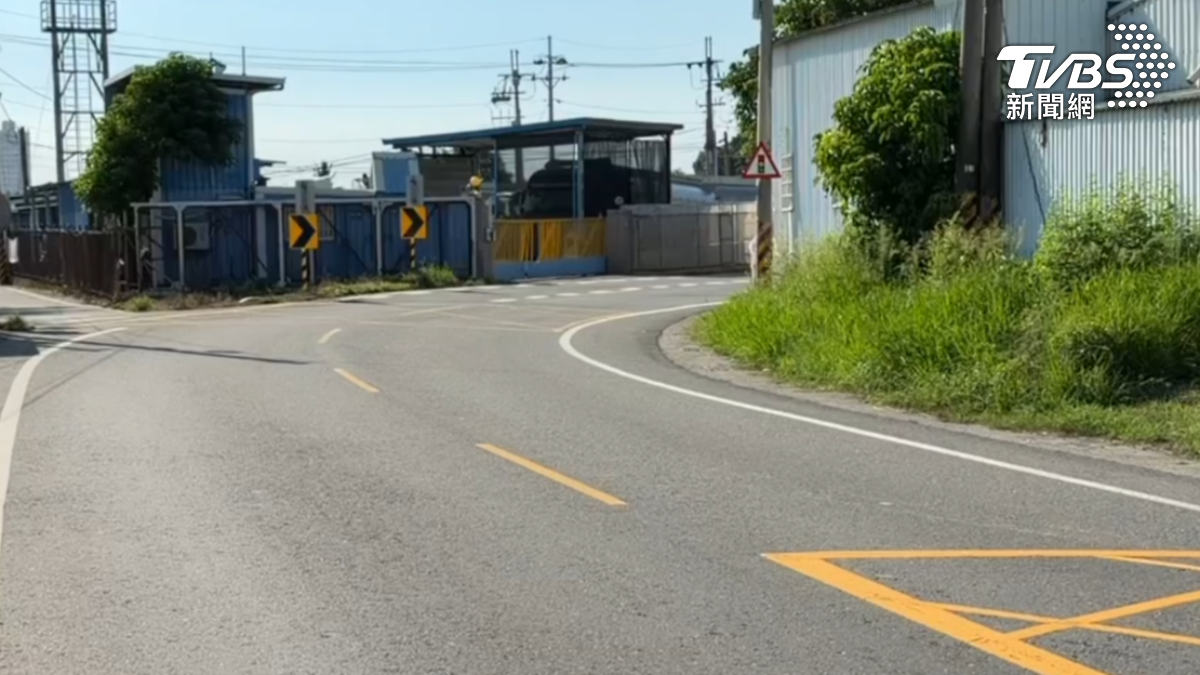 事發路段為彎道,當地住戶透露,因盲彎多,加上不少車輛速度快,車禍頻傳。(圖/TVBS)