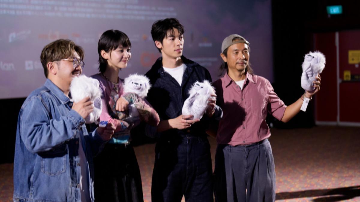 《他年她日》到新加坡首映，導演龔兆平（左起）、袁澧林、許光漢及文念中拿著魚尾獅娃娃。（圖／甲上娛樂提供）