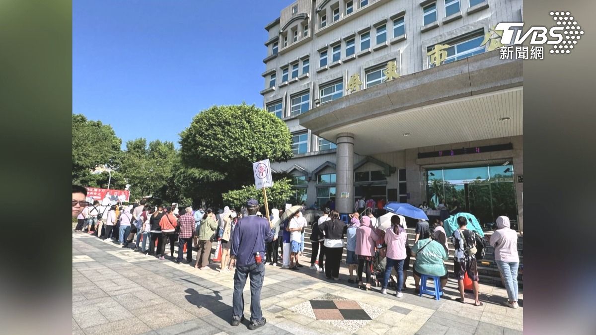 屏東中秋推出的玉兔小提燈,市公所25號發放500個提燈,上午就秒殺,就有民眾清晨5點就來搶排(圖/翻攝臉書@屏東縣屏東市公所)