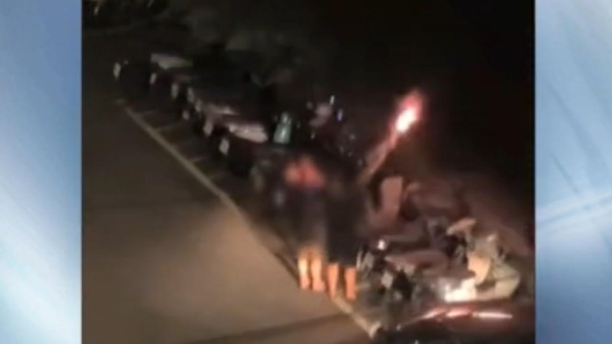 惡煞不滿被嫌吵,凌晨放沖天炮還有砸磚頭。(圖/畫面由民眾提供)