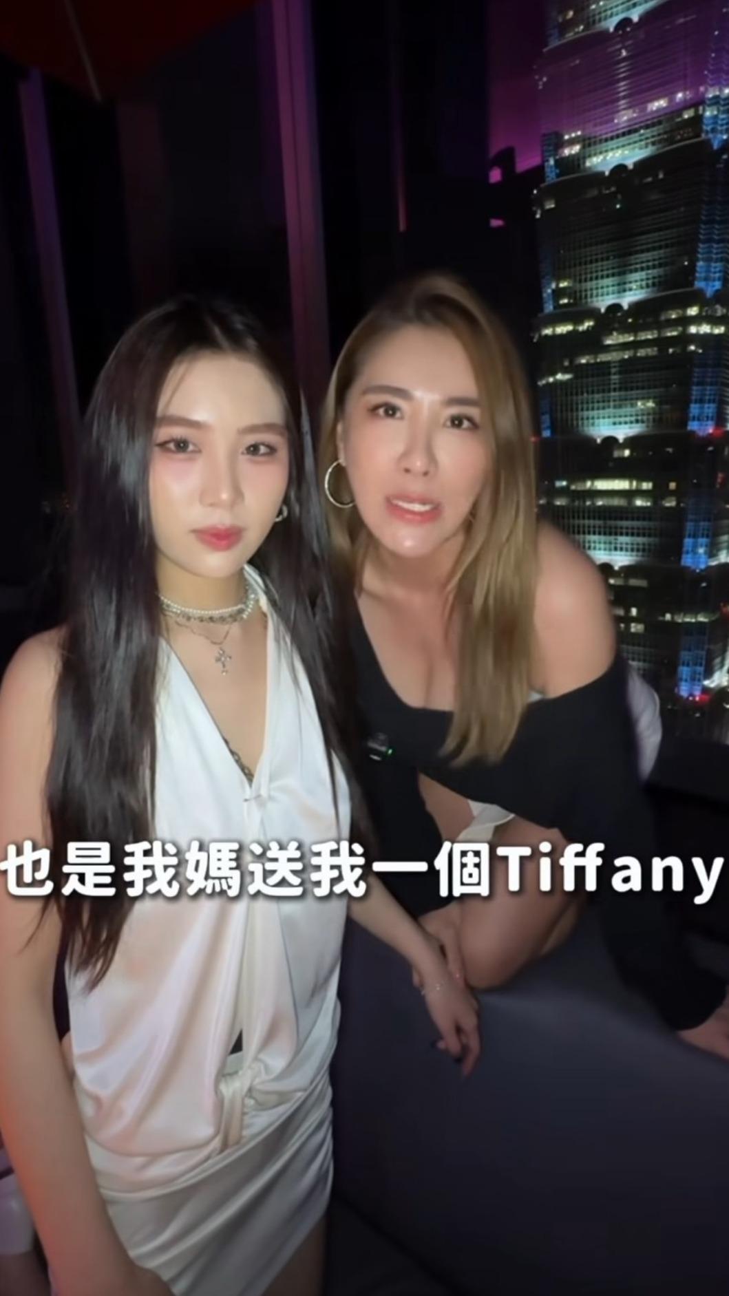 小禎公布給女兒Emma18歲的禮物是一條Tiffany項鍊。(圖/翻攝自karenhu1984 IG)