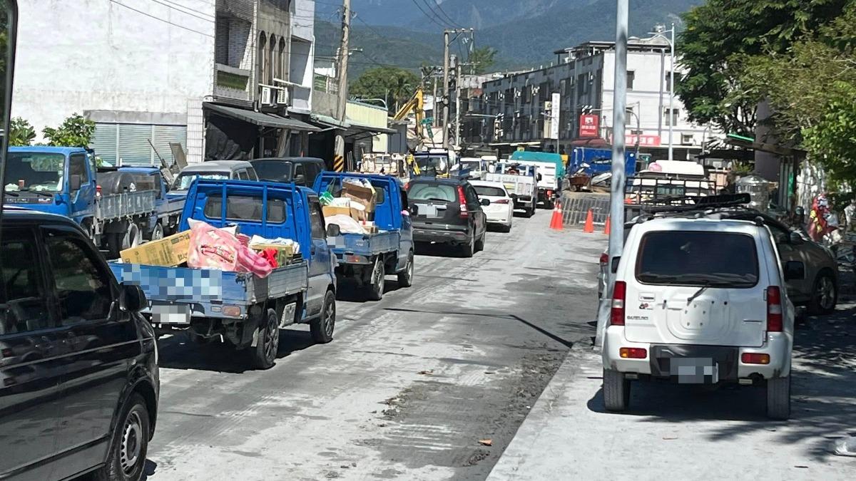 熱心民眾湧入災區救災，卻導致道路壅塞。（圖／翻攝自臉書「爆廢公社二館」）