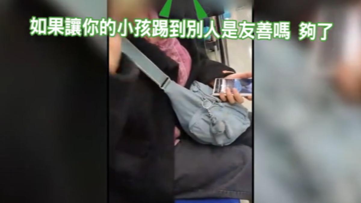 小孩腳踢到我了!2女互嗆爆粗口,媽批北捷「不友善」。(圖/民眾提供)