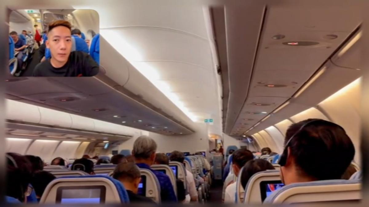 旅客被留在機上用餐，一等就超過2小時。（圖／TVBS）