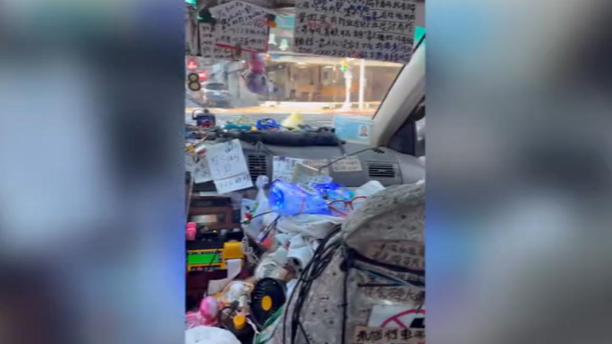 計程車上,方向盤、後照鏡、座椅後方,全貼上密密麻麻的紙條,嚇壞乘客。(圖/TVBS)