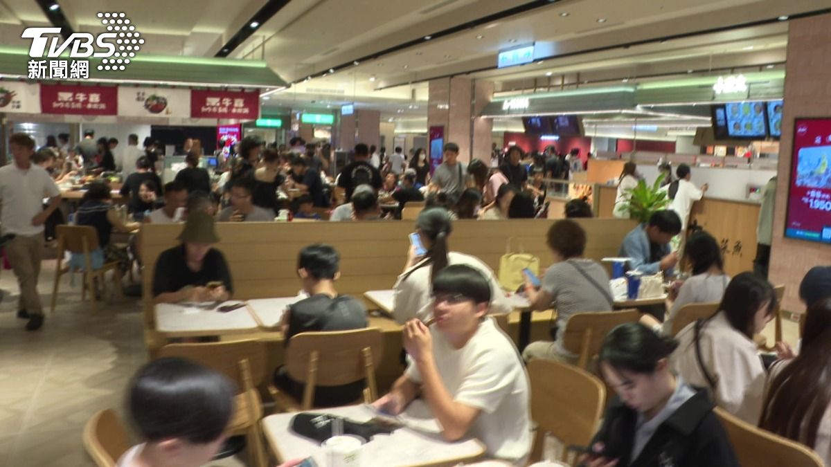   台中新光三越爆炸226天後重開！美食街變身「日本屋台」吸3萬人朝聖。(圖／TVBS) 