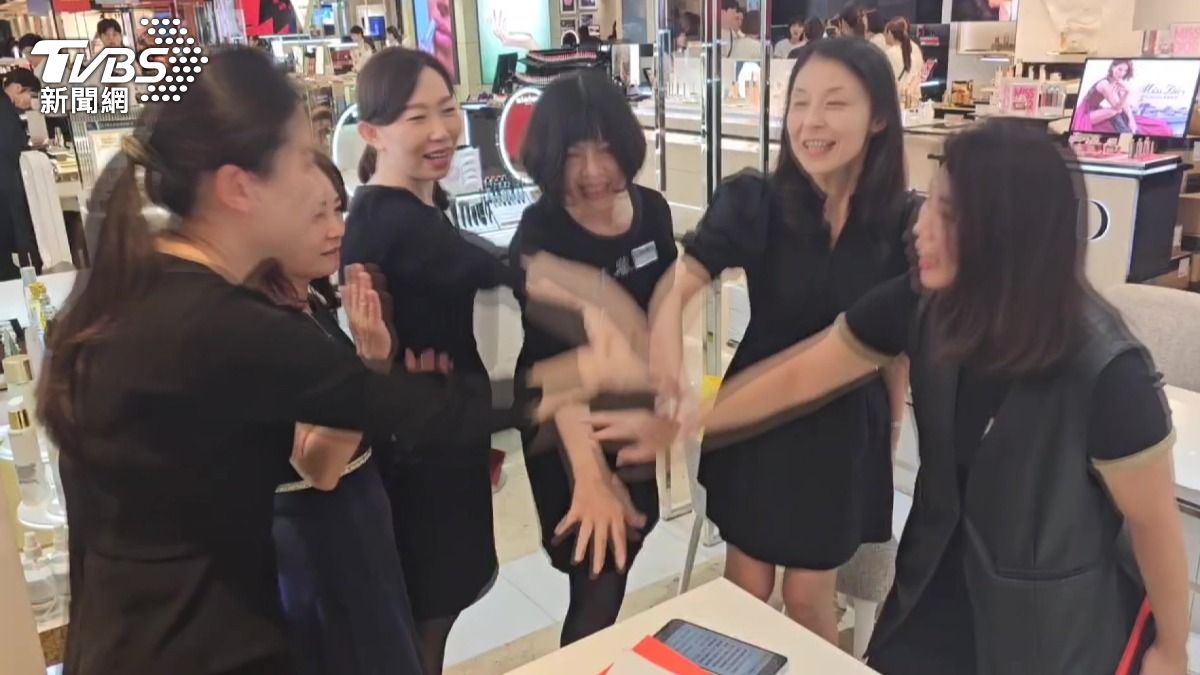 許多櫃哥櫃姐因重返工作崗位而感動落淚。(圖／TVBS) 