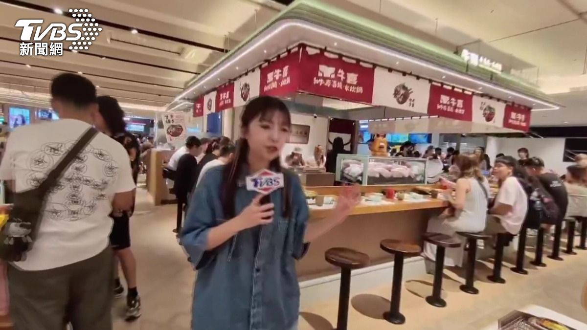 消費者可以坐在吧台上用餐。(圖／TVBS) 