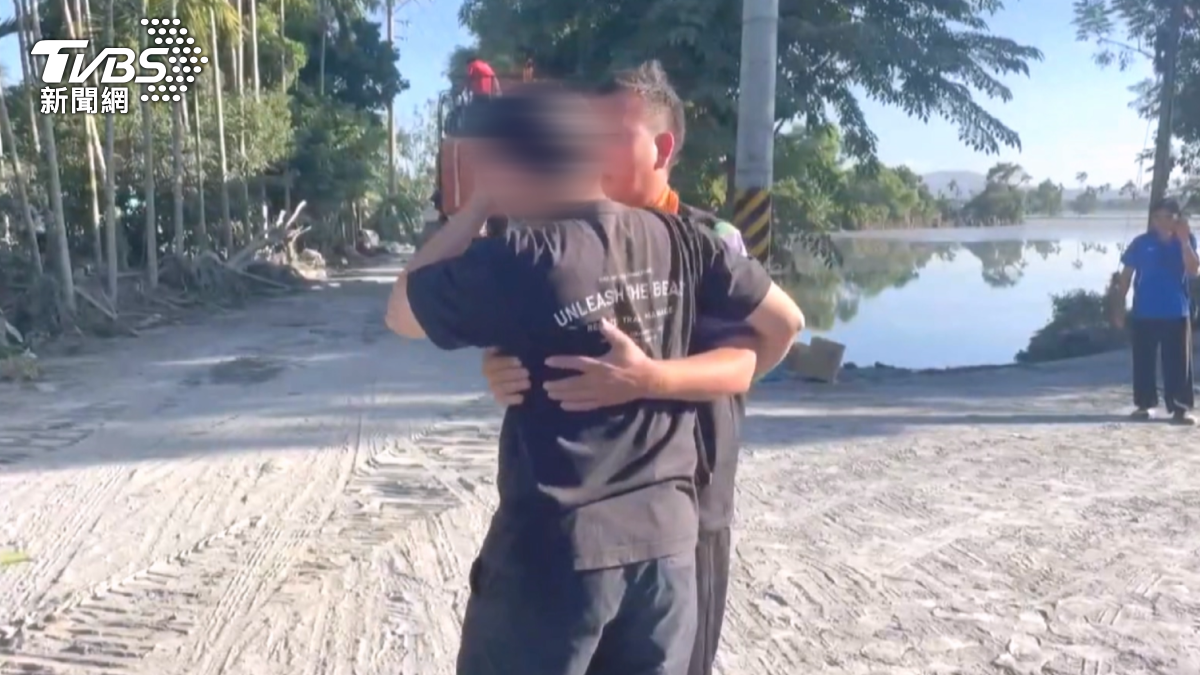小忻乾姑丈兒子曾數度淚崩,懇求搜救團隊捎來好消息,無奈最終奇蹟沒有發生。(圖/TVBS)