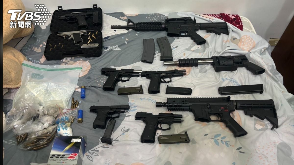 槍砲前科男以工程行掩護,非法改造槍枝,遭警方查獲,其中還有電影《007》同款。(圖/TVBS)