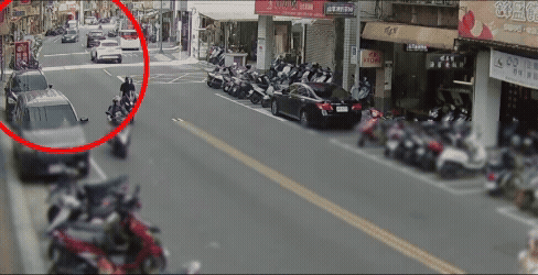 有片/新北男開車打嗑睡暴衝毀11車 疑毒駕慘了