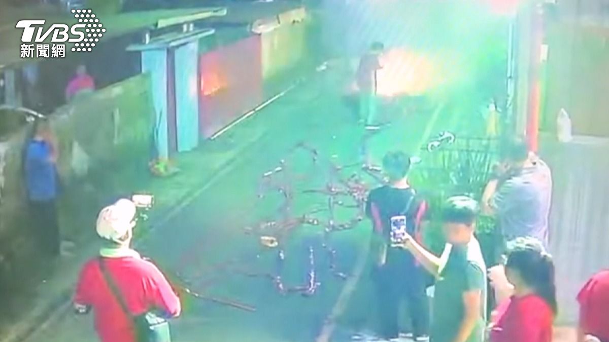 遶境鞭炮狂炸!住戶控:孩嚇哭.車損傷,廟方:信眾放的炮。(圖/TVBS)