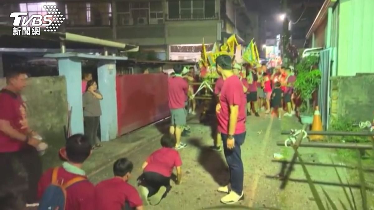 地方廟會遶境活動,穿梭住宅巷弄間,鞭炮狂炸,經常造成糾紛,引起居民抗議。(圖/TVBS)