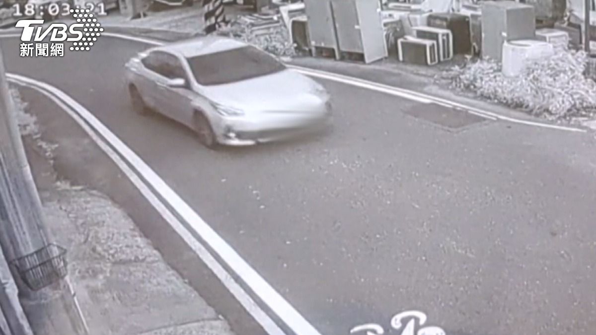 詭異!高雄建商父女腹中多刀血染座車,警搜出4把水果刀。(圖/TVBS)