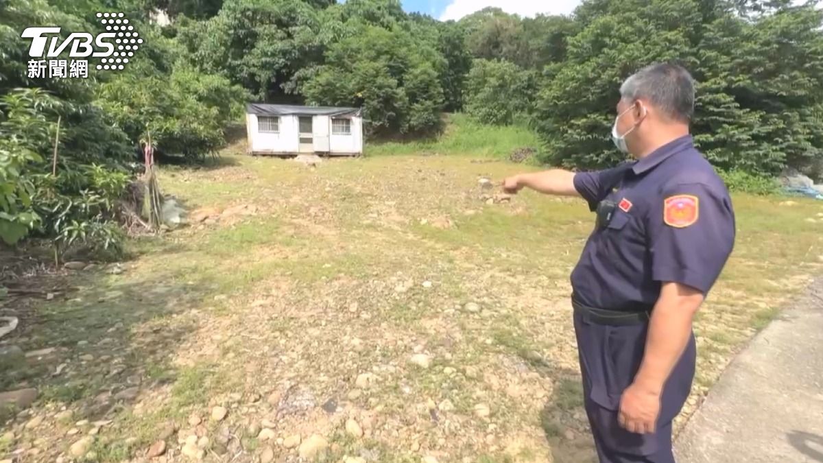警方在旗山中寮一路的空地,發現了銀色轎車,不幸的是,女兒已死亡,父親重傷搶救中。(圖/TVBS)