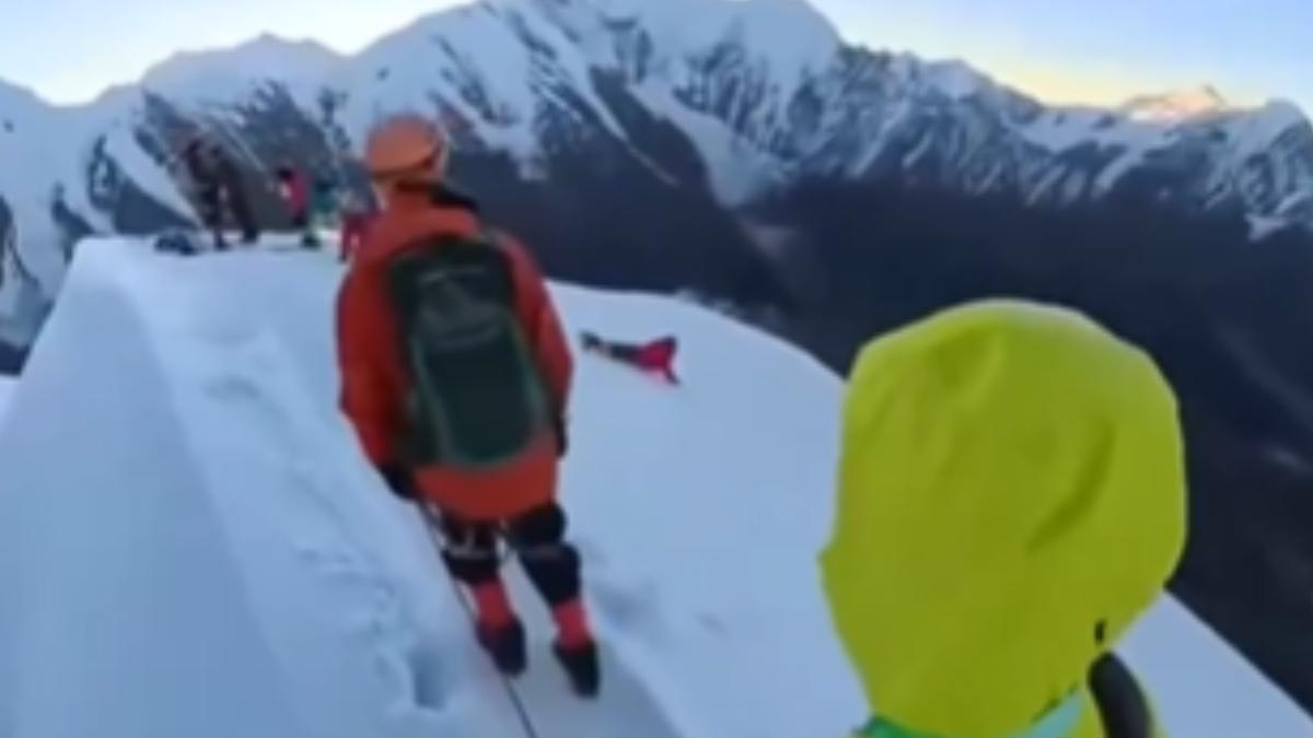 中國登山客為拍照脫冰爪、解繩　5588公尺雪山墜落身亡