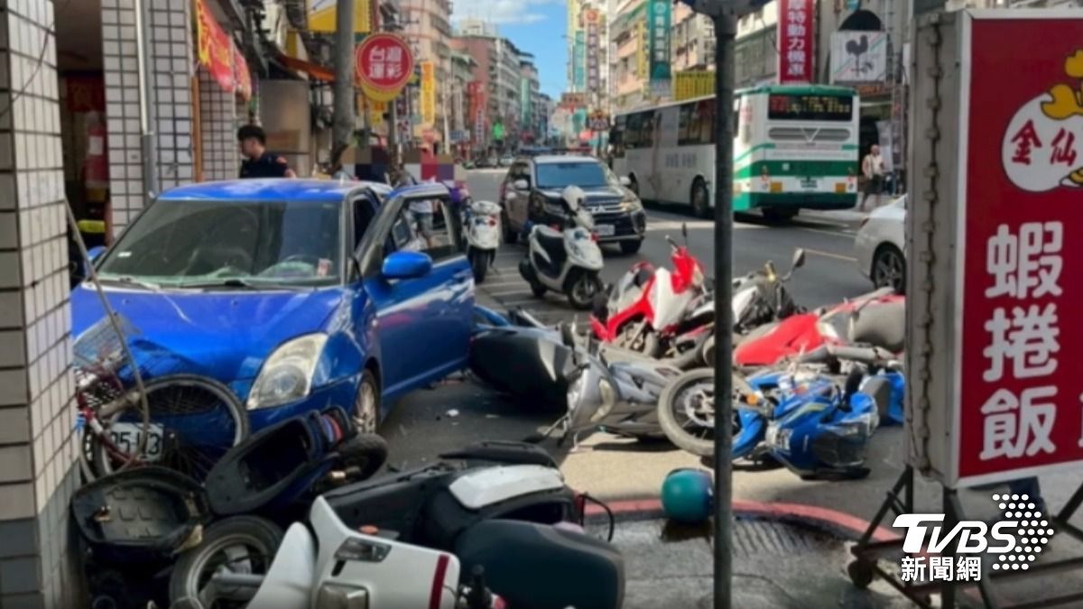 駕駛疑似毒駕，自撞路邊11部機車，車搜毒煙油。（圖／TVBS）