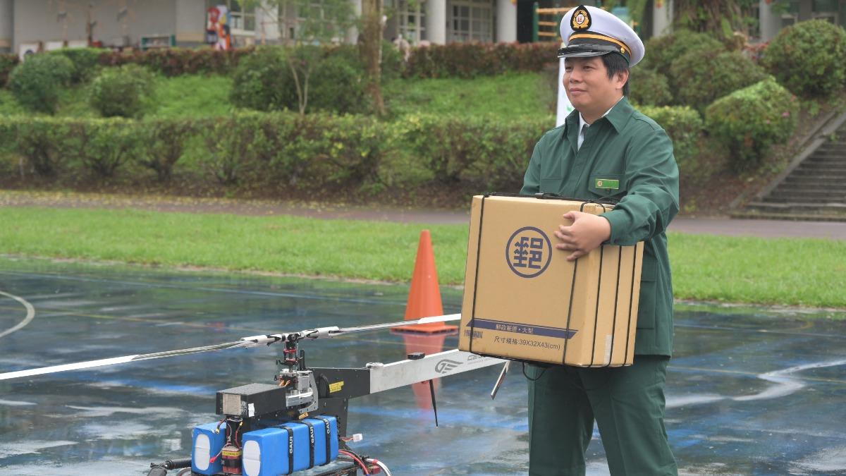 交通部運研所過去推動無人機偏鄉物流服務計畫,不只日常投遞包裹,災害來臨時也能派上用場。(圖/交通部提供)