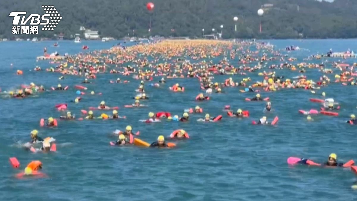 75歲馬英九泳渡日月潭「大力水手」險摔倒　2萬人齊下水身障者最感人。(圖／TVBS)