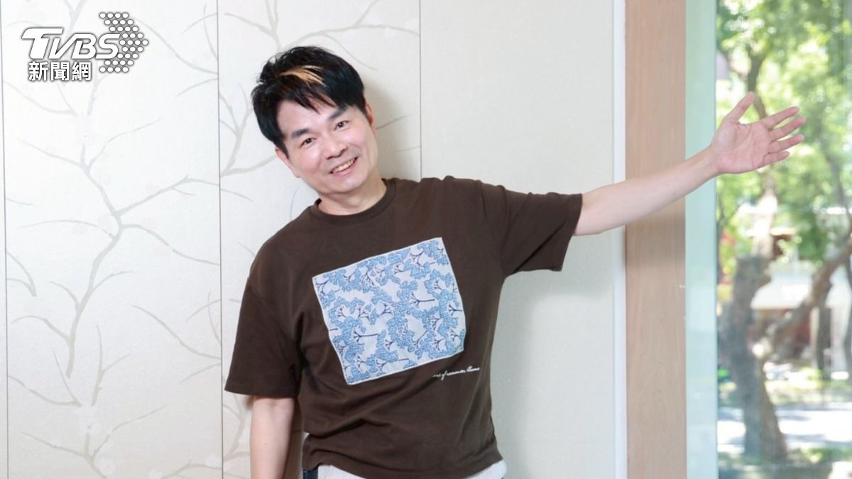 李明洋為了宣傳〈有你的城市〉,自嘲展開8年抗戰。(圖/黃城碩攝)