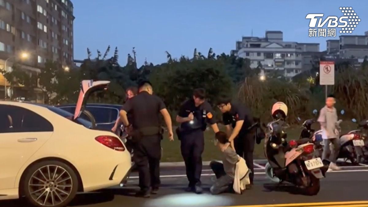 三車連撞,男子狂敲門窗還涉嫌暴打駕駛。(圖/TVBS)