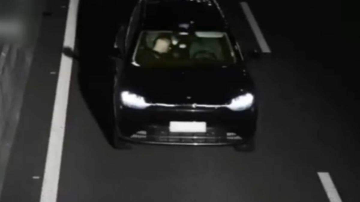 大陸浙江杭州一名王姓男子，酒後開啟自動駕駛系統後，就換到副駕駛座睡覺。 （圖／上海廣播電視台）