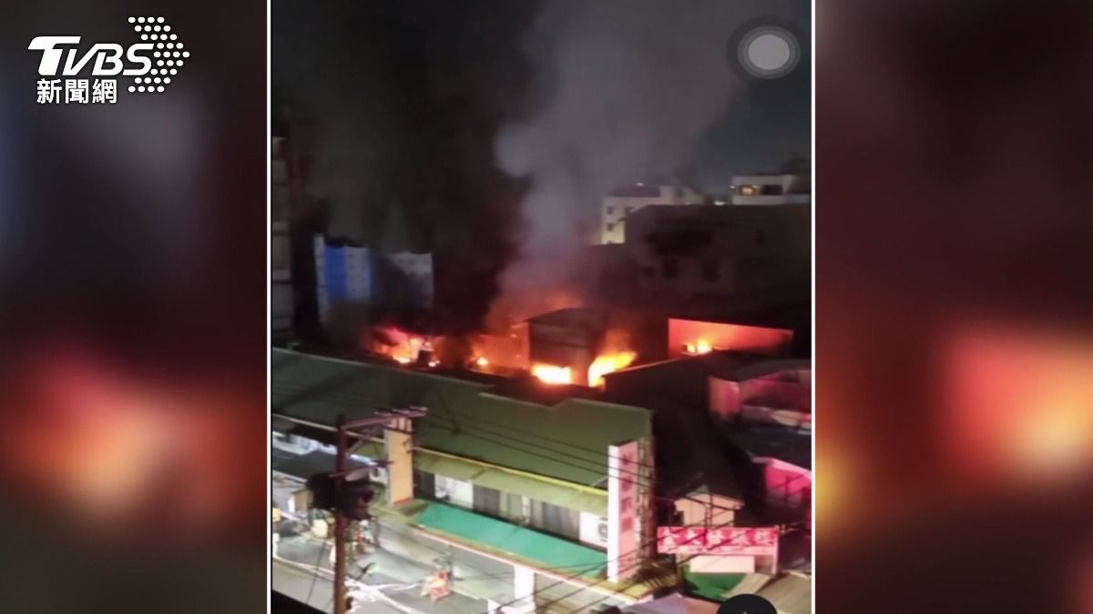 居民聽到「嗶啵」聲響，附近店家也立即進入市場協助滅火。(圖／Threads)