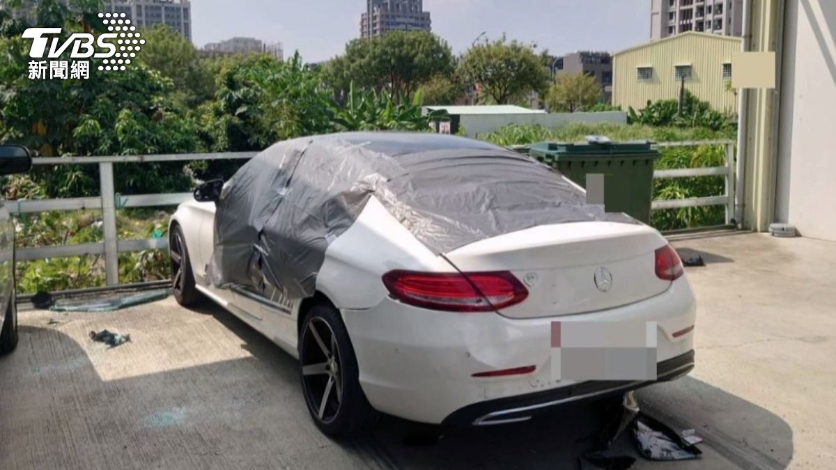 台中5男凌晨砸車打人！4輛進口車慘遭毀損　疑「網路嗆聲」引暴力衝突。(圖／TVBS)