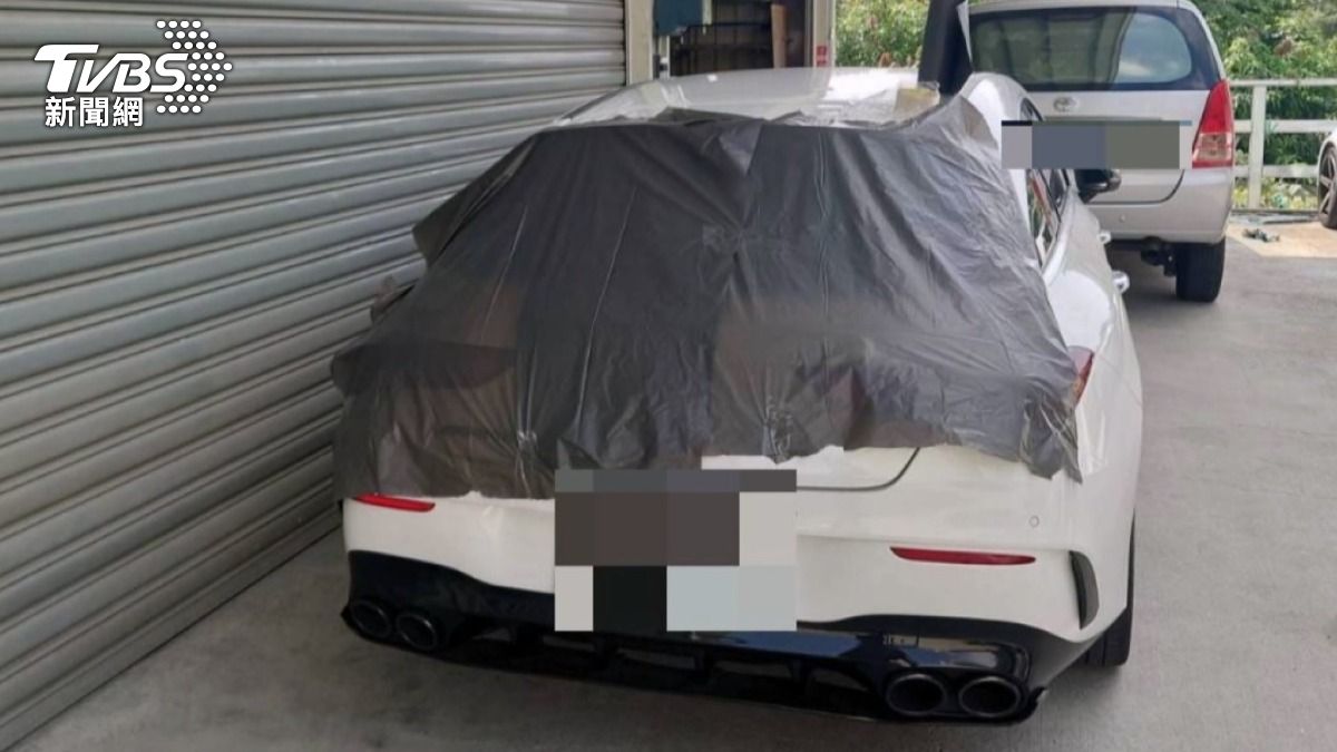 進口五門車也未能倖免，玻璃幾乎全毀，車主已用灰色帆布將車輛蓋起來。(圖／TVBS)