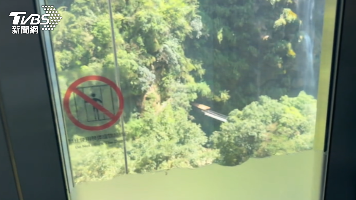 景區設置73公尺高的垂直觀光電梯,遊客僅需30秒即可抵達谷底,提升遊覽體驗。(圖/TVBS)