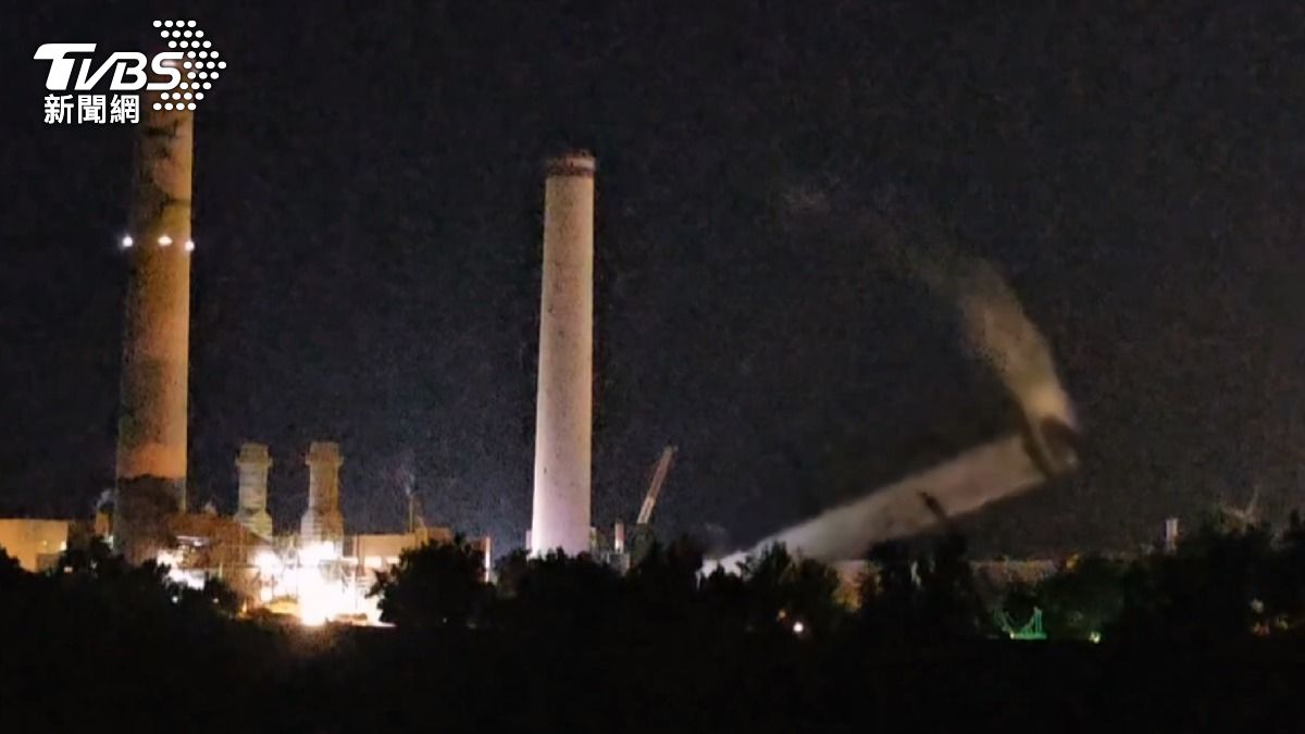 通霄火力廠煙囪被「放倒」!曾是偷渡客明燈 120公尺地標消失。(圖/TVBS)