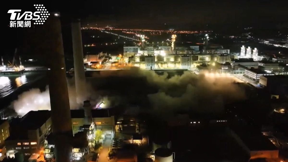煙囪倒下時揚起大量煙塵,幾乎蓋過整個發電廠的廠房。(圖/TVBS)