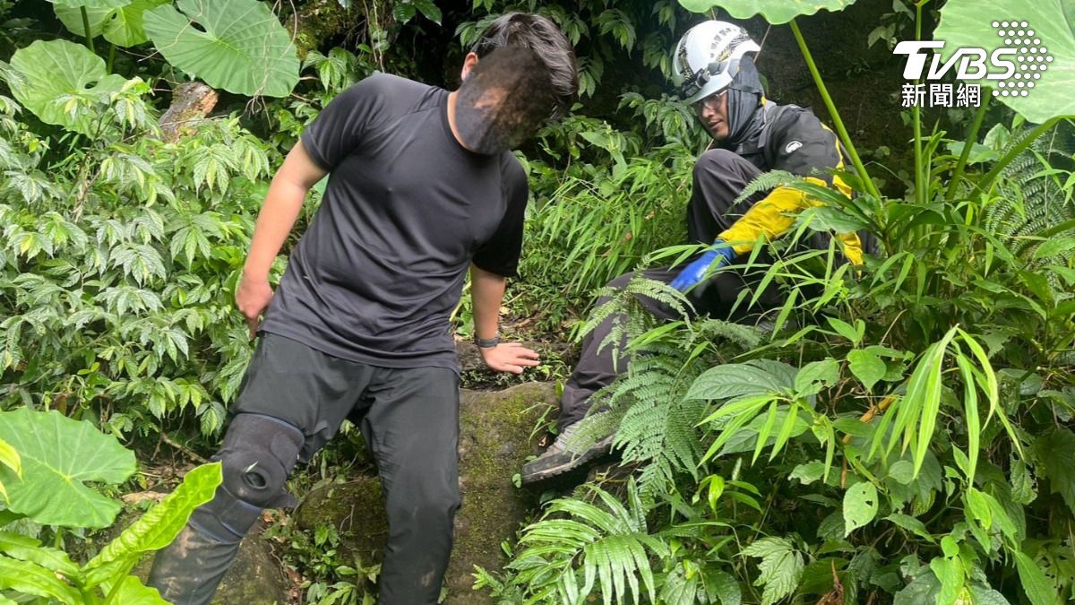 警消合力護送登山社下山緊急送醫。(圖/TVBS)